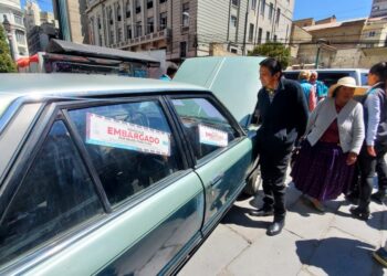 Por primera vez, la Alcaldía de La Paz subasta dos vehículos por deuda tributaria.