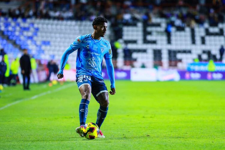 Con doblete de Kennedy, Pachuca remonta y vence al Puebla en el fútbol mexicano