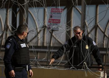 Colocaron más alambre de púas en la frontera con México