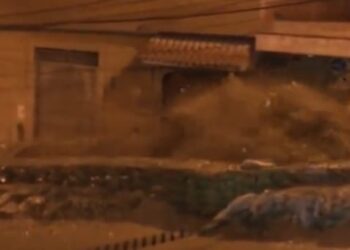 La torrencial lluvia caída este lunes causó el desborde del río Pasajahuira.