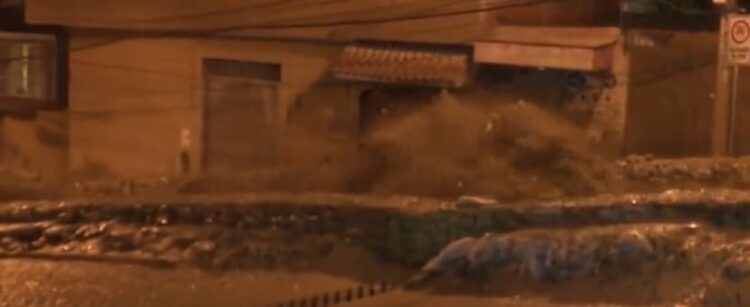 La torrencial lluvia caída este lunes causó el desborde del río Pasajahuira.