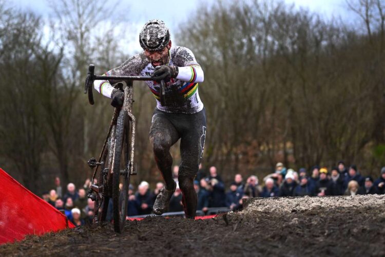 Van der Poel gana última carrera de ciclocrós antes del Mundial