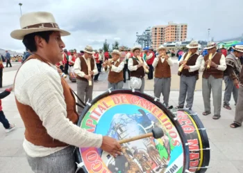 Varias delegaciones arribaron a la ciudad de La Paz para participar en la "Tarqueada más grande del mundo". FOTO: RUBÉN ATAHUICHI