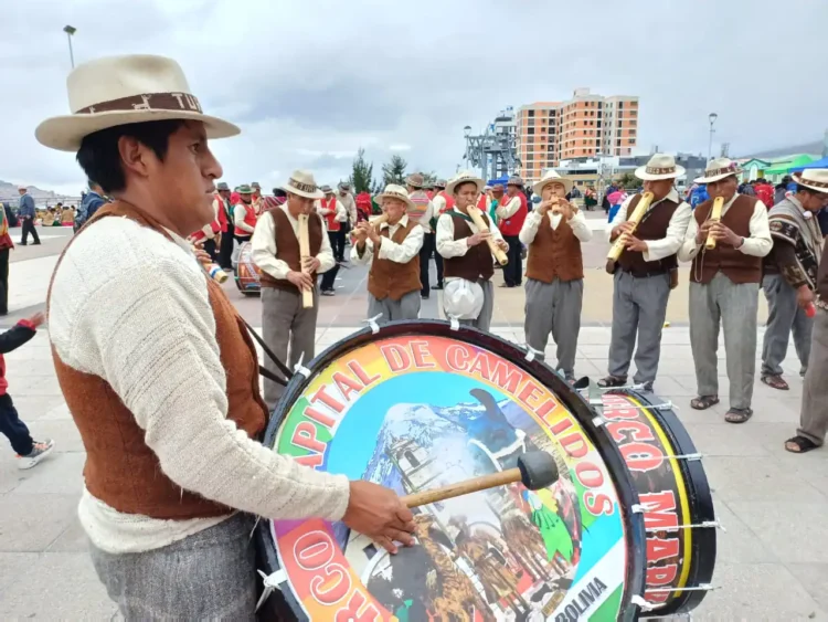 Varias delegaciones arribaron a la ciudad de La Paz para participar en la "Tarqueada más grande del mundo". FOTO: RUBÉN ATAHUICHI