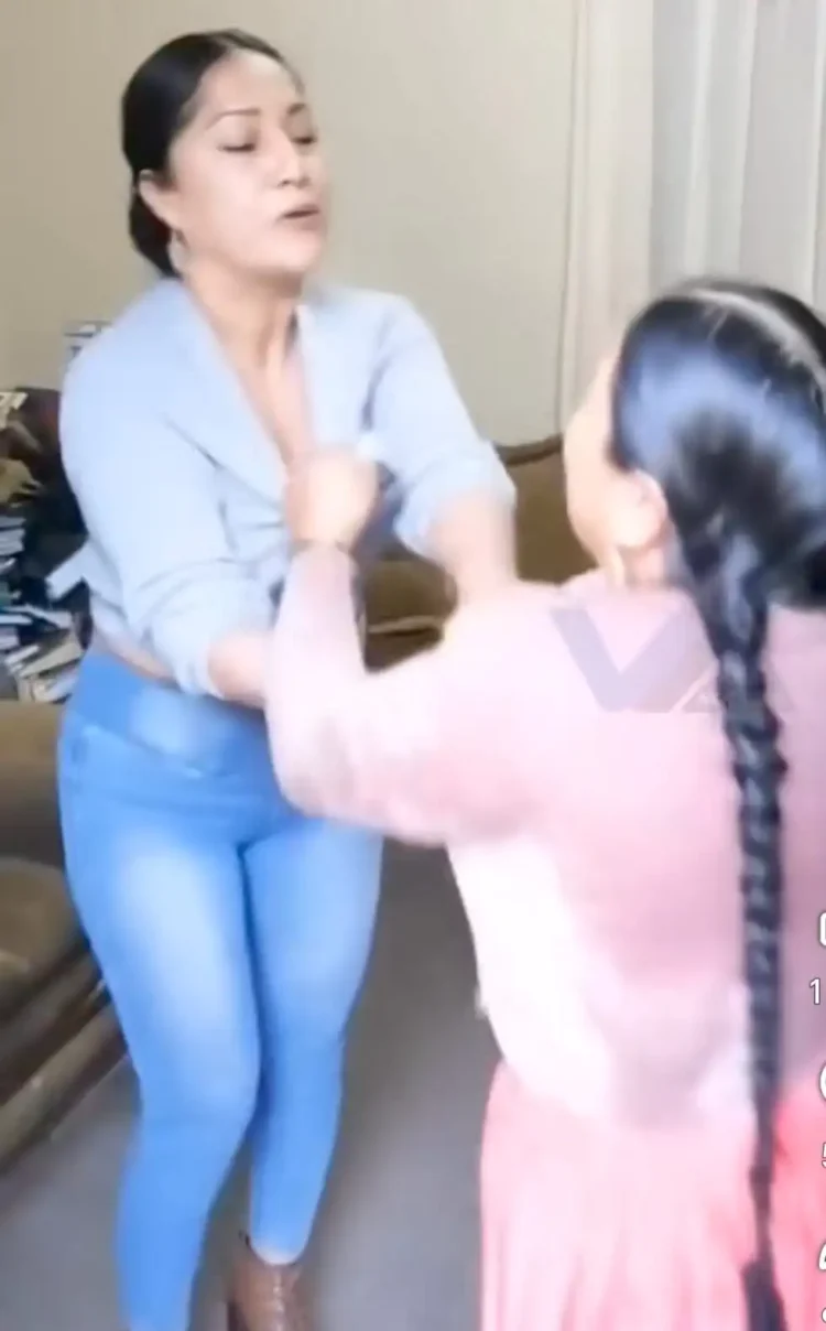 Las concejalas de Punata Alejandra Almanza y Juana Escobar se agarraron a golpes. FOTO: RRSS