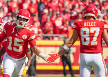 Mahomes y Kelce guían a los Chiefs a la final de Conferencia de NFL