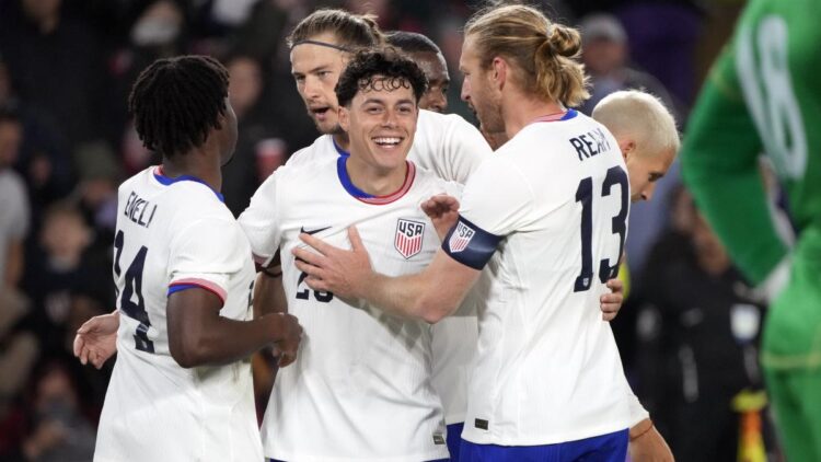 EEUU golea 3-0 a Costa Rica en el debut de Miguel Herrera