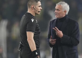 Un árbitro extranjero dirigirá el Galatasaray-Fenerbahçe