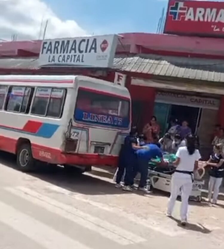 Llevaron una camilla para ayudar a la mujer y a su bebé