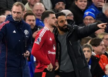Amorim debuta con Manchester United empatando en Ipswich