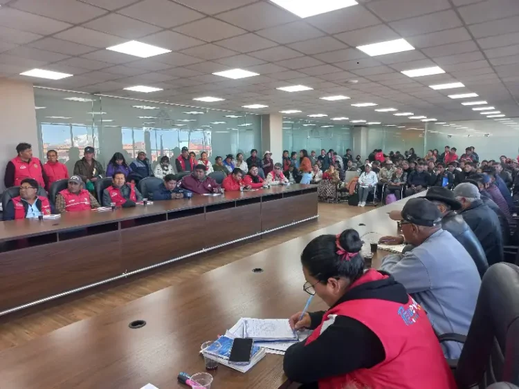 Reunión entre la Alcaldía de El Alto, el Viceministerio de Autonomías y fejuves. FOTO: GAMEA