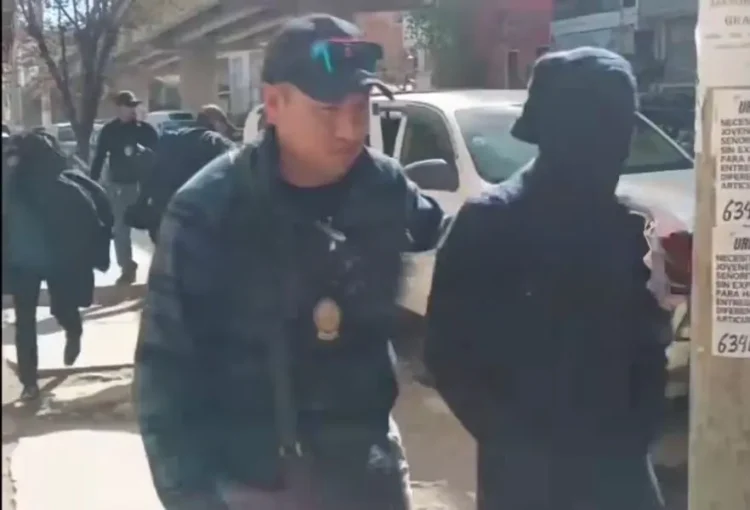 Uno de los aprehendidos es llevado la FELCV. FOTO: RRSS