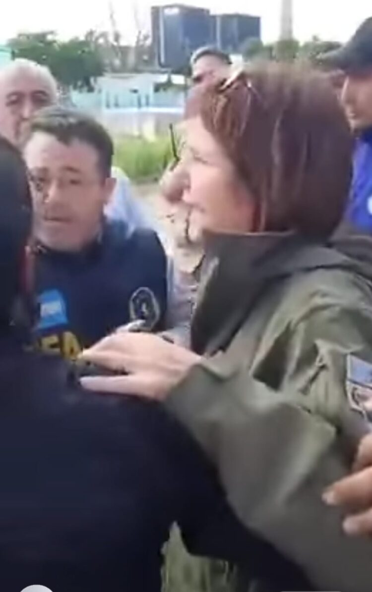 Patricia Bullrich tuvo que ser escoltada por la Policía