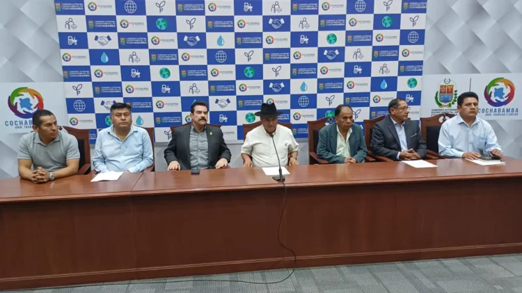 Los alcaldes de la Región Metropolitana Kanata en reunión. FOTO: Gobernación de Cochabamba