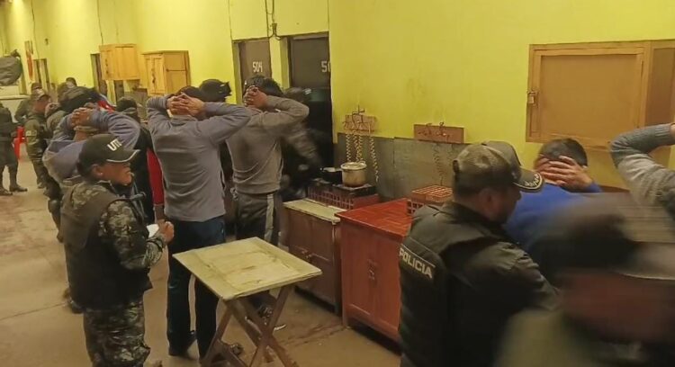 Tras requisa en Chonchocoro, la Policía encuentra sustancias controladas, armas punzocortantes y bebidas