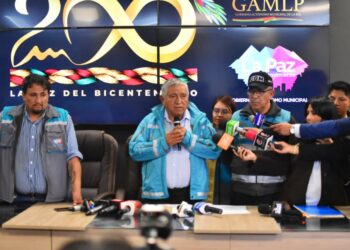 El alcalde Iván Arias en conferencia de prensa.