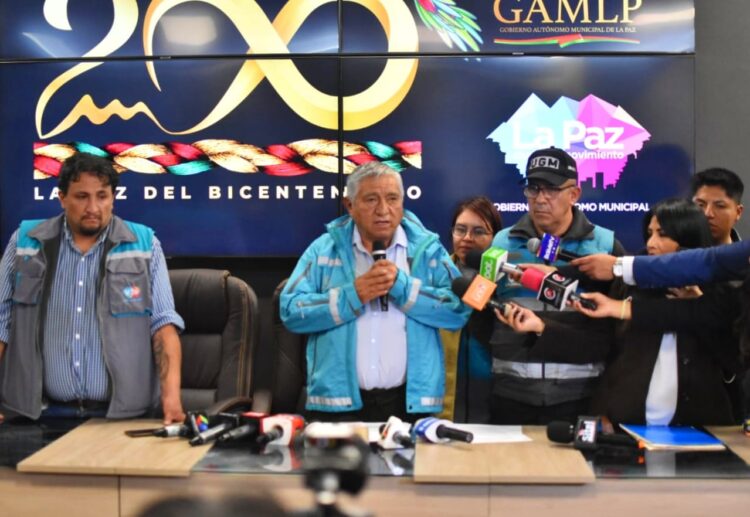 El alcalde Iván Arias en conferencia de prensa.