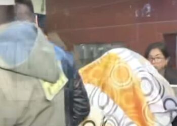 La mujer y sus dos hijos fueron hallados en un alojamiento.