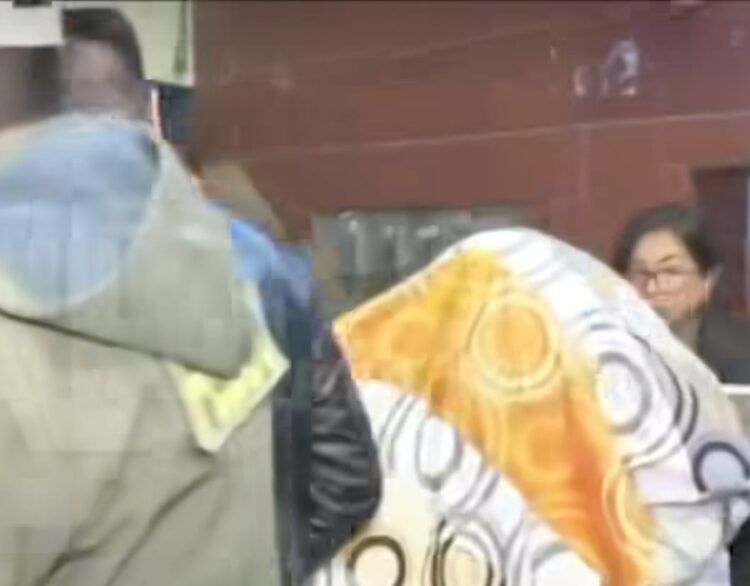 La mujer y sus dos hijos fueron hallados en un alojamiento.
