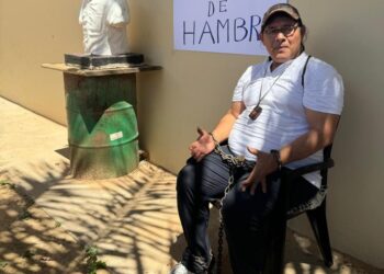 Candidato al TCP se encadena en protesta por la paralización de las judiciales