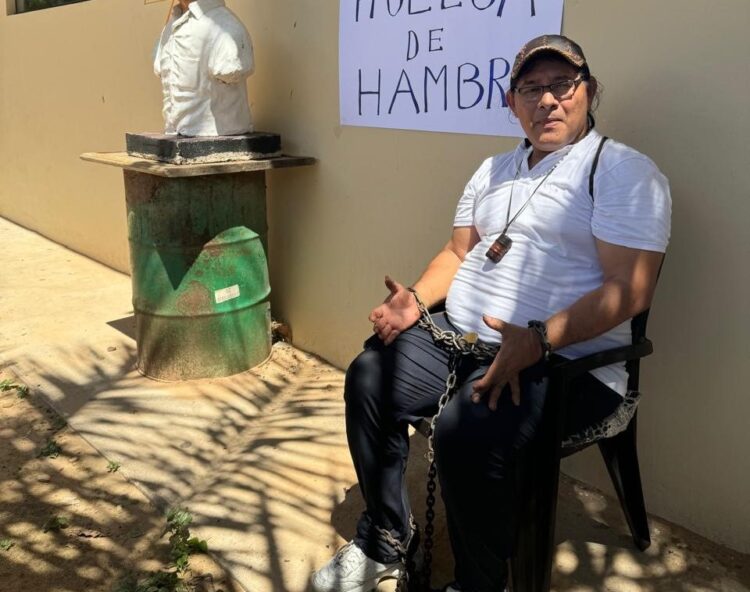 Candidato al TCP se encadena en protesta por la paralización de las judiciales
