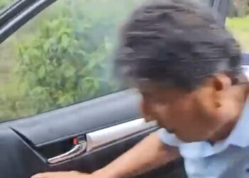 El expresidente Evo Morales cuando cambió de vehículo.