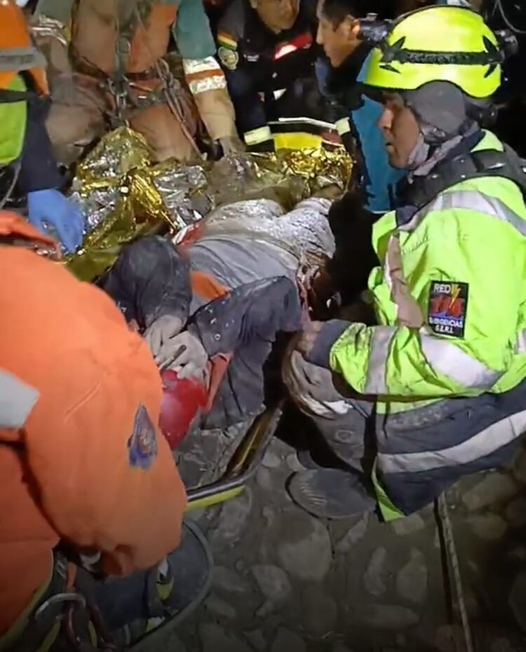 Alcaldía rescata a seis personas con hipotermia y descarta heridos tras mazamorra en Los Sargentos.
