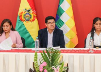 El ministro de Educación, Omár Véliz, en conferencia de prensa.