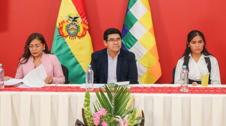 El ministro de Educación, Omár Véliz, en conferencia de prensa.