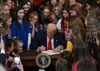 Trump continúa aprobando decretos polémicos