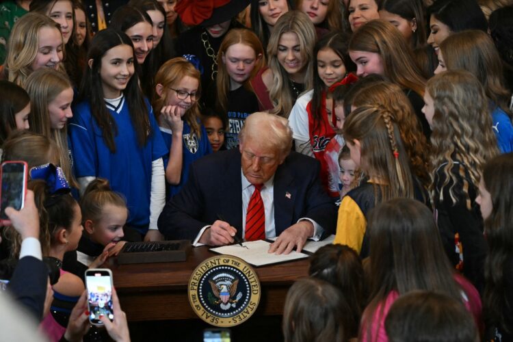Trump continúa aprobando decretos polémicos