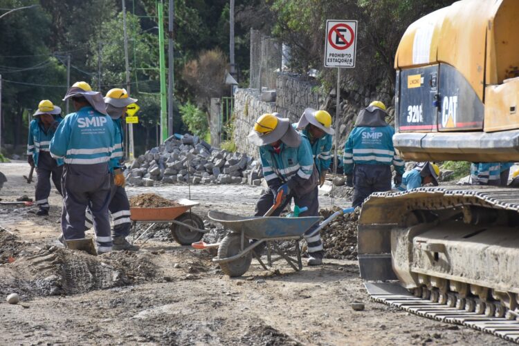 Obreros municipales reparan la Avenida del Poeta.