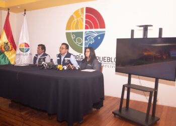 El defensor del Pueblo, Pedro Callisya, en conferencia de prensa.