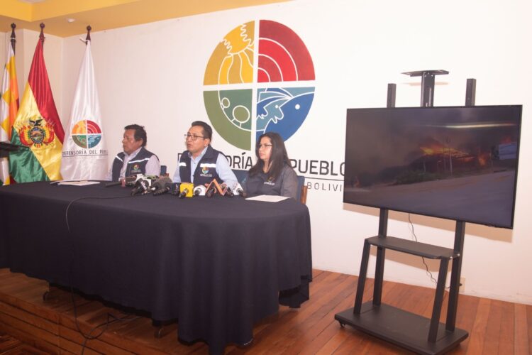 El defensor del Pueblo, Pedro Callisya, en conferencia de prensa.