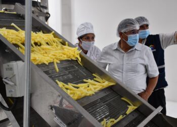 El gobernador de Cochabamba, Humberto Sánchez, en la inspección a la Panta Procesadora de Alimentos.