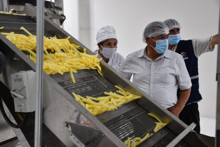 El gobernador de Cochabamba, Humberto Sánchez, en la inspección a la Panta Procesadora de Alimentos.