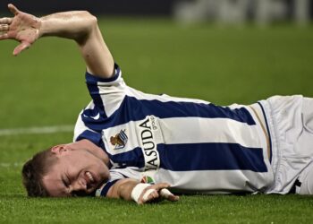 Sucic guía a Real Sociedad a octavos de Europa League antes de lesionarse