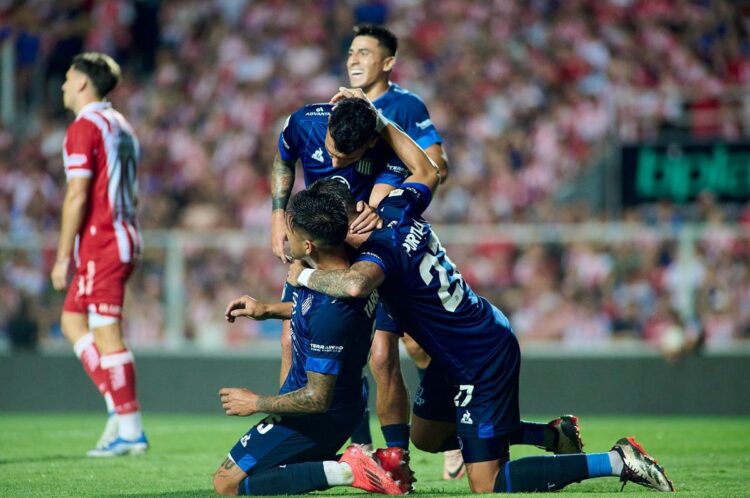 Talleres vence a Unión y se acerca al líder Vélez en la Liga argentina