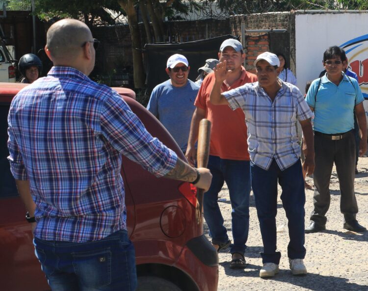 Vecinos y micreros se enfrentaron ayer