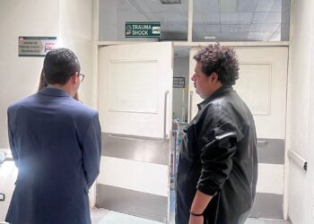 El fiscal departamental de Santa Cruz, Alberto Zeballos, en la visita a su colega.