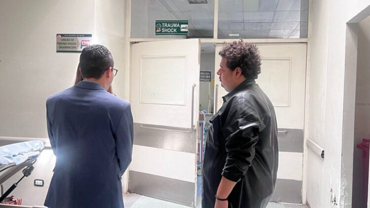 El fiscal departamental de Santa Cruz, Alberto Zeballos, en la visita a su colega.