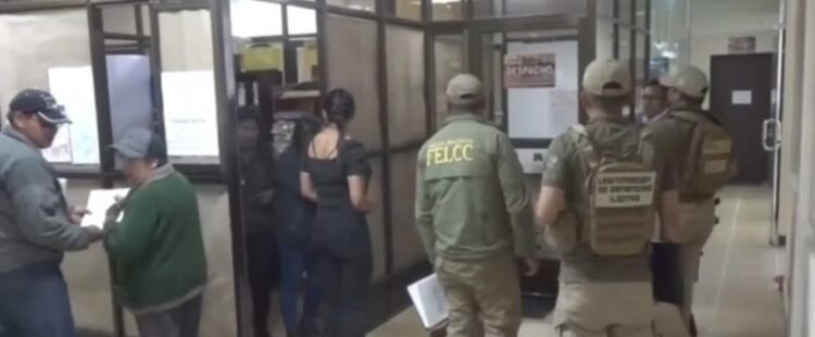 La Alcaldía de Achocalla fue allanada por personal de la FELCC y la Fiscalía.