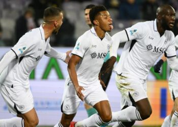 Napoli aprovecha para colocarse líder con triunfo ante la Fiorentina