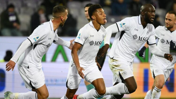 Napoli aprovecha para colocarse líder con triunfo ante la Fiorentina