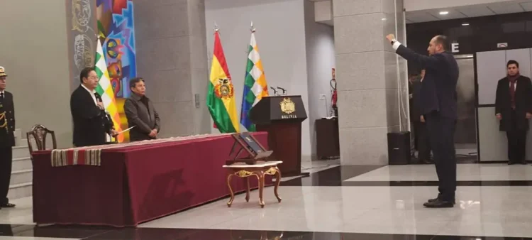 Presidente Arce posesiona a Roberto Ríos como ministro de Gobierno