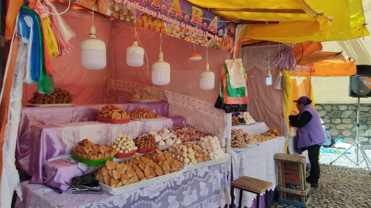 Artesanas instalaron la feria de Semana Santa 'Dulce empanada'.