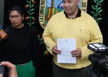 La alcaldesa Eva Copa recibió de manos del director del INE, Humberto Arandia, las respuestas al cuestionario enviadas por la Asamblea de la Alteñidad sobre el Censo.