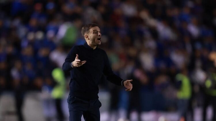 Cruz Azul rechaza haber acordado salida del DT Anselmi para fichar con Porto