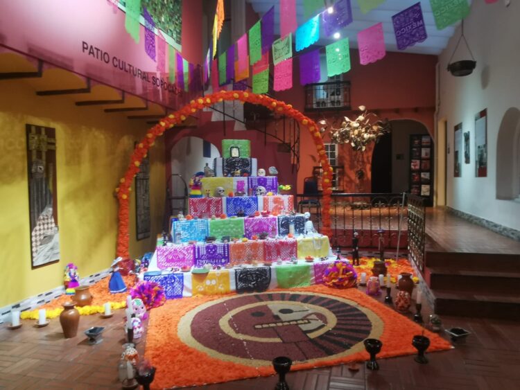 Bolivia y la Embajada de México unen tradiciones de Todos Santos y Día de los Muertos.