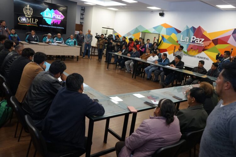 El alcalde de La Paz, Iván Arias, presentó el estudio de costos del transporte público.